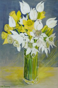 Narcisi e tulipani bianchi in un vaso di vetro ottagonale